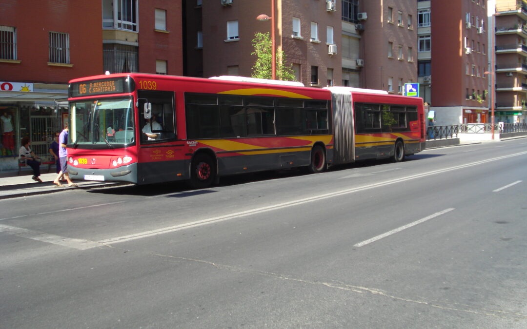 La Audiencia de Sevilla ha ordenado indemnizar a una pasajera que sufrió un accidente al bajar del autobús.